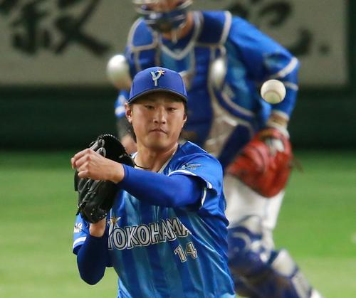 巨人対DeNA 1回裏巨人無死一塁、吉川のゴロを二塁へ送球する石田(撮影・中島郁夫)