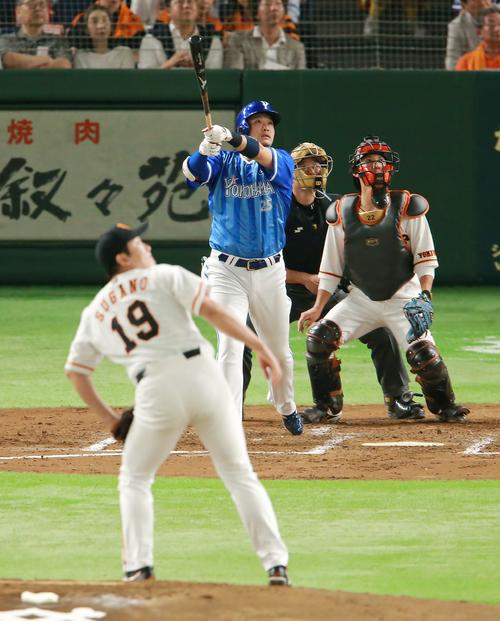 巨人対DeNA 3回表DeNA2死一塁、菅野(左)から2点本塁打を放つ筒香。捕手小林(撮影・中島郁夫)