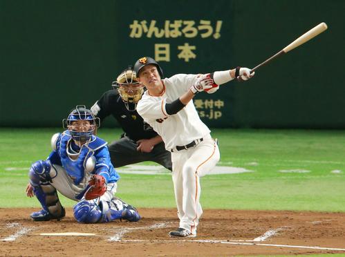 巨人対DeNA 3回裏巨人1死一、三塁、逆転3点本塁打を放つ坂本。捕手嶺井(撮影・中島郁夫)