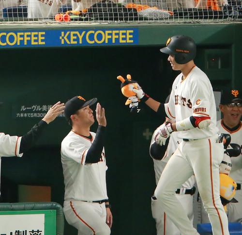 巨人対DeNA 3回裏巨人1死一、三塁、逆転3点本塁打を放った坂本(右)を出迎える高橋監督(撮影・中島郁夫)