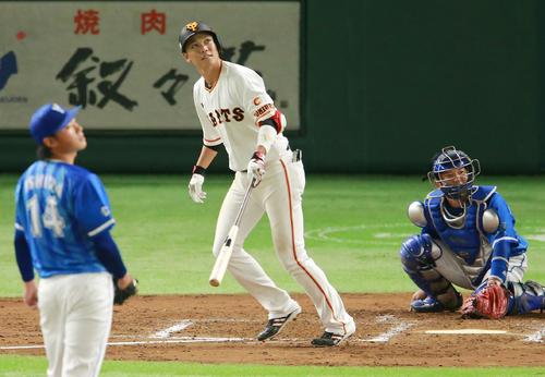 巨人対DeNA 3回裏巨人1死一、三塁、石田(左)から逆転3点本塁打を放つ坂本。捕手嶺井(撮影・中島郁夫)