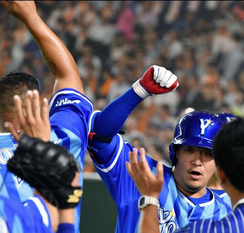 巨人対DeNA 3回表DeNA2死一塁、左越え2点本塁打を放った筒香(右奥)はロペスとハイタッチする(撮影・滝沢徹郎)