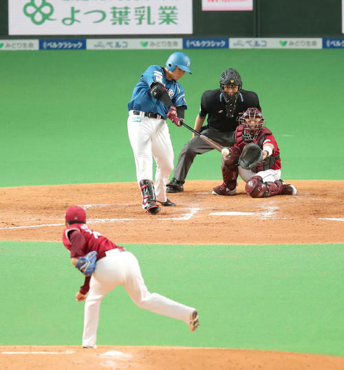 日本ハム対楽天 4回裏日本ハム2死、清宮は中前打を放つ。投手は楽天則本(撮影・佐藤翔太)