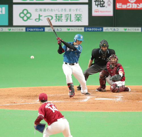日本ハム対楽天 4回裏日本ハム2死、清宮は中前打を放つ。投手は楽天則本(撮影・佐藤翔太)