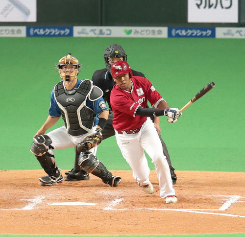 日本ハム対楽天 7回表楽天2死一、二塁、オコエは2点三塁打を放つ(撮影・佐藤翔太)