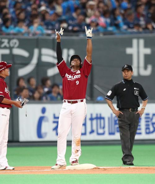 日本ハム対楽天 7回表楽天2死一、二塁、左中間に2点適時三塁打を放ちポーズをとるオコエ(撮影・黒川智章)
