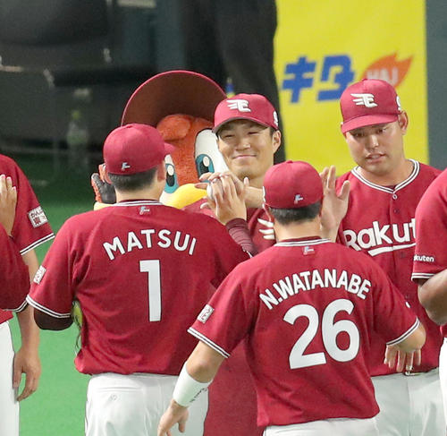 日本ハム対楽天 試合終了後、楽天松井からウイニングボールを手渡され、笑顔の則本(撮影・佐藤翔太)