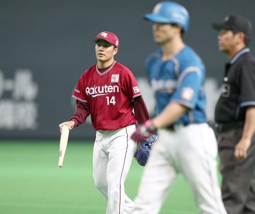 日本ハム対楽天 5回裏日本ハム1死、西川(右)のバットをへし折り一ゴロにとる則本(撮影・黒川智章)