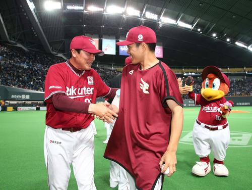 日本ハム対楽天 試合後、則本(右)を笑顔で出迎える梨田監督(撮影・黒川智章)