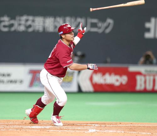 日本ハム対楽天 2回表楽天1死一塁、右越え2点本塁打を放つ内田(撮影・黒川智章)