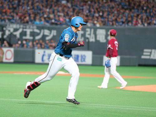 日本ハム対楽天 2回裏日本ハム1死、則本(右)に三飛にとられる清宮(撮影・黒川智章)
