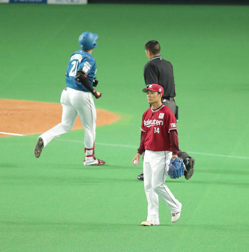 日本ハム対楽天 2回裏日本ハム1死、清宮(左奥)を三飛に仕留める楽天則本(撮影・佐藤翔太)