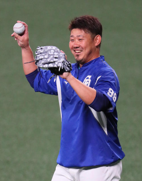 中日対阪神　試合前、明るい表情でキャッチボールする松坂（撮影・宮崎幸一）