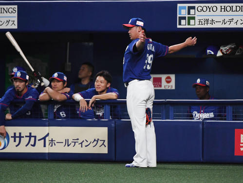 １回ベンチ前でストレッチをする松坂大輔（撮影・奥田泰也）