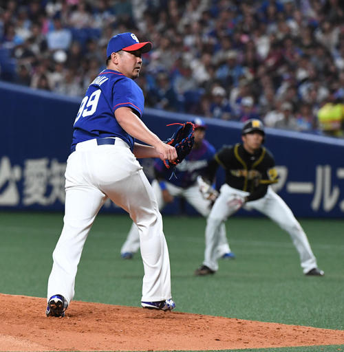 ３回表阪神１死一、二塁、打者、植田海に投球する松坂大輔（左）、右は一塁ランナーの才木浩人（撮影・奥田泰也）