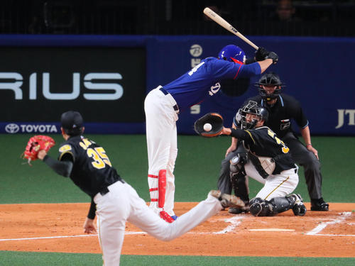 １回裏中日１死満塁、スティーブン・モヤは押し出し四球を選ぶ（撮影・宮崎幸一）