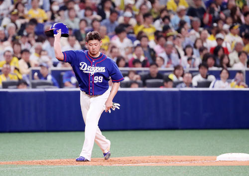４回裏中日無死二、三塁、走者松坂は三塁でヘルメットを手にシャドーピッチングする（撮影・加藤哉）