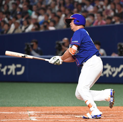 ４回裏中日無死、松坂大輔は左前安打を放つ（撮影・奥田泰也）