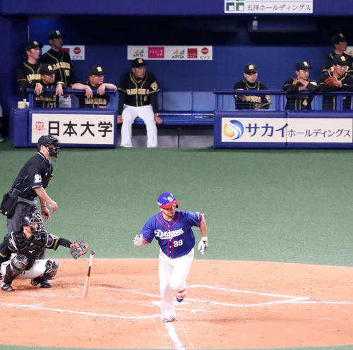 ４回裏中日無死、松坂は左前打を放つ、後方はベンチから見守る金本監督（撮影・加藤哉）
