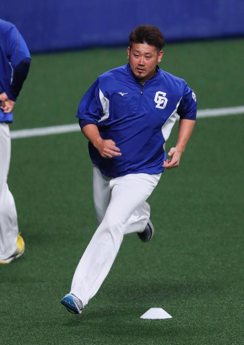 中日対阪神　スラロームランニングする松坂大輔（撮影・宮崎幸一）