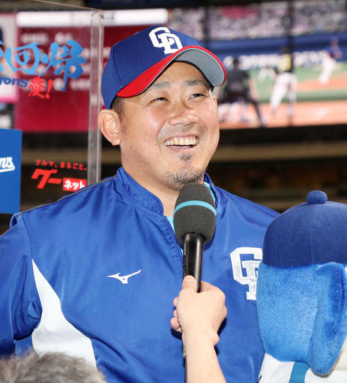 お立ち台で笑顔を見せインタビューに答える松坂（撮影・加藤哉）
