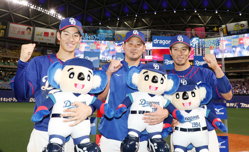 お立ち台でポーズを決める、左から、京田、松坂、福田（撮影・加藤哉）