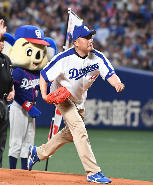 中日対阪神　始球式をする山本昌氏（撮影・奥田泰也）