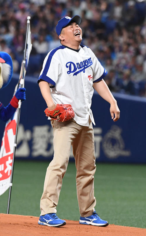 中日対阪神　始球式をする山本昌氏（撮影・奥田泰也）