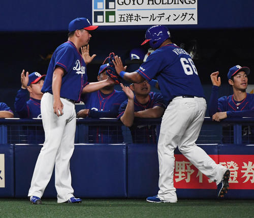 １回裏中日１死満塁、福田永将の右前２点適時安打ダヤン・ビシエド（右）が生還、松坂大輔のタッチを交わす（撮影・奥田泰也）
