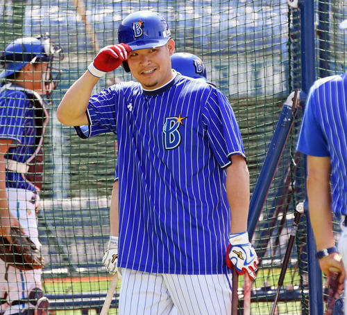 ＤｅＮＡ対中日　試合前の練習で笑顔を見せるＤｅＮＡ筒香（撮影・滝沢徹郎）