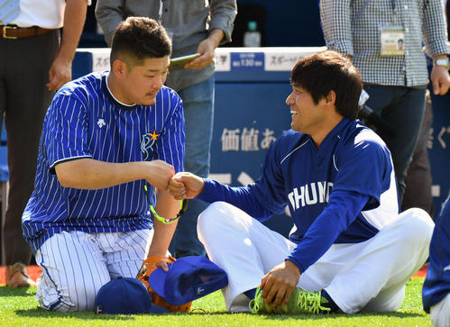 ＤｅＮＡ対中日　試合前の練習中にグータッチするＤｅＮＡ筒香（左）と中日平田（撮影・滝沢徹郎）
