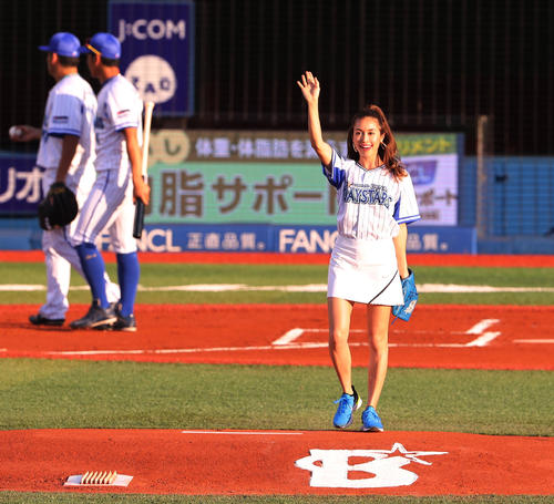 ＤｅＮＡ対中日　試合前始球式を終え観客に手を振るＢＥＮＩ（撮影・野上伸悟）
