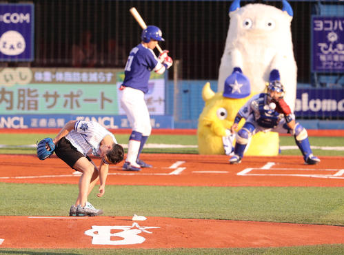 ＤｅＮＡ対中日　始球式のボールが大きくそれ、がっくりする那須川天心（撮影・野上伸悟）
