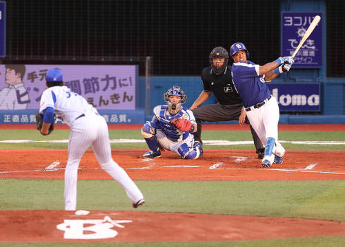 ＤｅＮＡ対中日　２回表中日無死、飯塚から右越え先制本塁打を放つビシエド（撮影・野上伸悟）