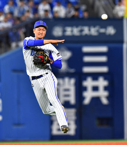 ４回表中日２死満塁、山井の遊ゴロを華麗にさばくＤｅＮＡ大和（撮影・滝沢徹郎）