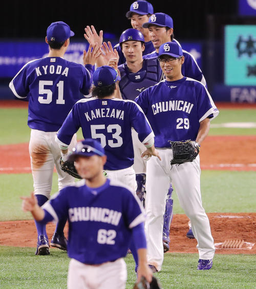 ウイニングボールを亀沢から受けとる中日山井（撮影・野上伸悟）