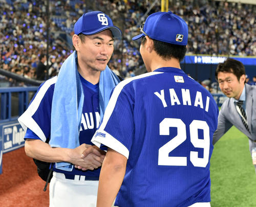 完封勝利した中日山井（手前）を祝福する岩瀬（撮影・滝沢徹郎）