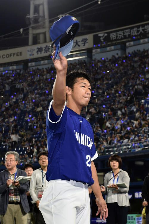 完封勝利した中日山井はヒーローインタビューを終えファンの声援に応える（撮影・滝沢徹郎）