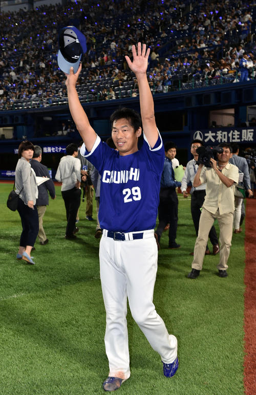 中日山井はヒーローインタビューを終えファンの声援に応える（撮影・滝沢徹郎）