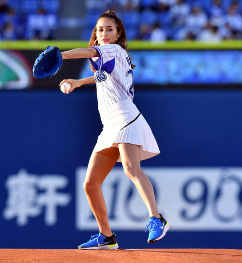 ＤｅＮＡ対中日　イベント始球式で投球するＢＥＮＩ（撮影・滝沢徹郎）