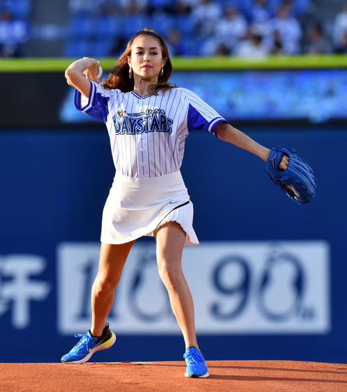ＤｅＮＡ対中日　イベント始球式で投球するＢＥＮＩ（撮影・滝沢徹郎）