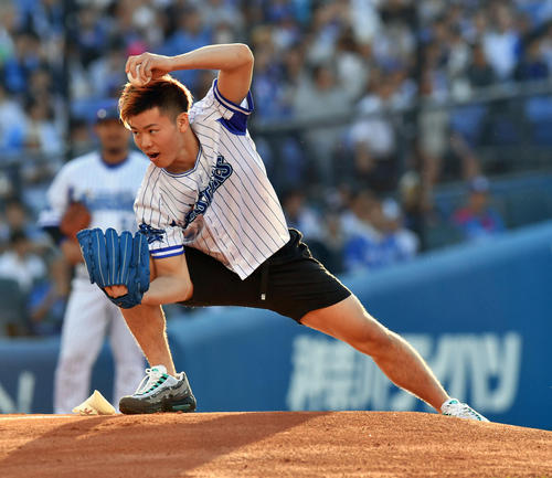ＤｅＮＡ対中日　始球式でファイティングポーズを見せる那須川（撮影・滝沢徹郎）