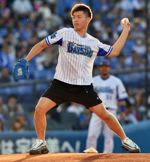 ＤｅＮＡ対中日　始球式で投球する那須川天心（撮影・滝沢徹郎）