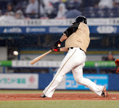 ロッテ対日本ハム　１回表日本ハム２死一、二塁、中田は適時二塁打を放つ（撮影・佐藤翔太）
