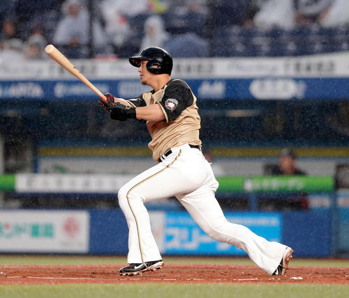ロッテ対日本ハム　１回表日本ハム２死一、二塁、中田は適時二塁打を放つ（撮影・佐藤翔太）
