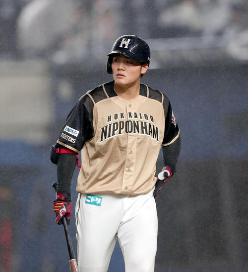 ロッテ対日本ハム　６回表日本ハム１死二塁、三振に終わり、ベンチに戻る清宮（撮影・佐藤翔太）
