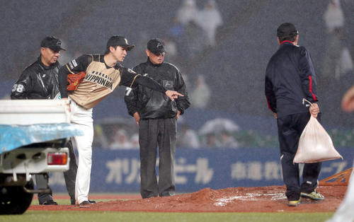 ロッテ対日本ハム　雨でぬかるんだマウンドを指差す日本ハム上沢（撮影・佐藤翔太）