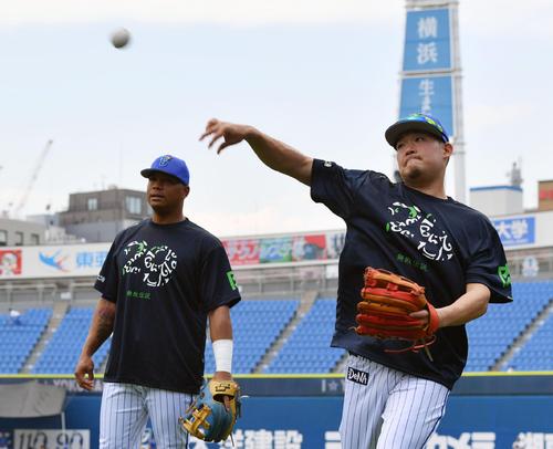 ＤｅＮＡ対中日　おそろいのＴシャツ姿で練習するＤｅＮＡ筒香（右）とロペス（撮影・滝沢徹郎）