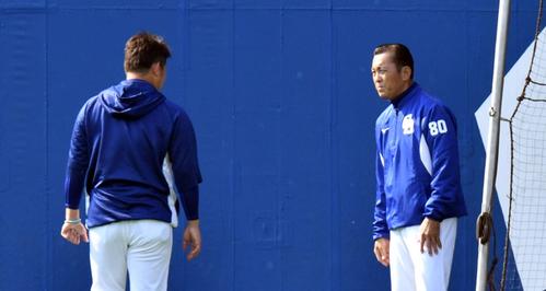 ＤｅＮＡ対中日　試合前の練習で話をする中日松坂（左）と森監督（撮影・滝沢徹郎）
