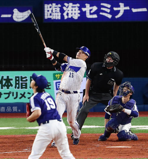ＤｅＮＡ対中日　３回裏ＤｅＮＡ１死、筒香は通算１５０号本塁打を放つ。投手吉見（撮影・丹羽敏通）